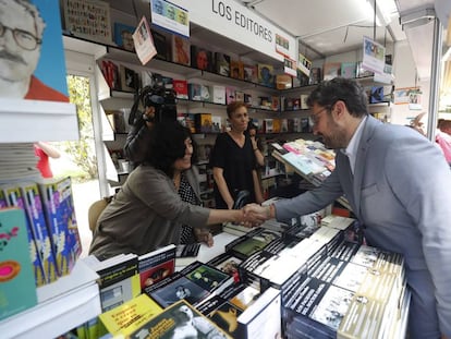 El ministro de Cultura y Deportes, Màxim Huerta, saluda esta mañana a la escritora Almudena Grandes, durante su visita a la Feria del Libro de Madrid.