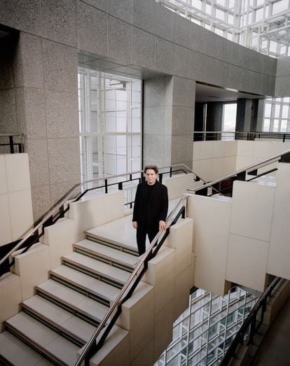Gustavo Dudamel, en las escaleras de la Ópera Bastille, viste traje Prada