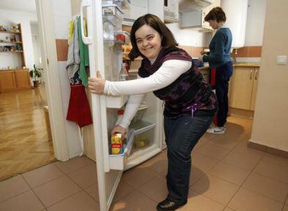 Izaskun Buelta vive en un apartamento tutelado de la Fundación Aprocor con cuatro amigas.