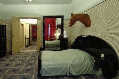 Una de las habitaciones del hotel en la que se alojará a los artistas en proceso de cura.