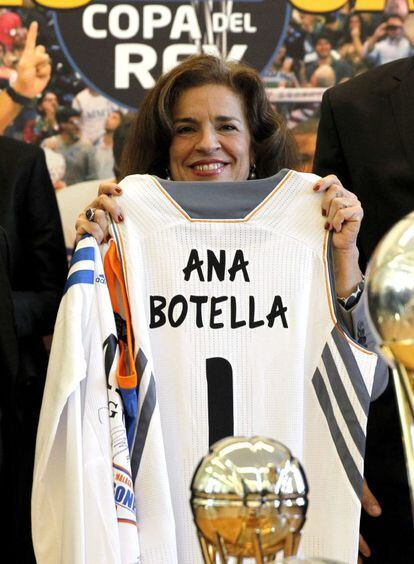 Ana Botella, con una camiseta del Madrid.