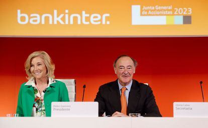 Pedro Guerrero, presidente de Bankinter, junto a María Dolores Dancausa, consejera delegada, este jueves en Madrid durante la junta general de accionistas.