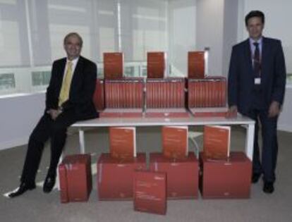 Ángel Marcos, director de Servicios Aeroportuarios de Iberia, y José Luis Luna, director de Aeropuertos Nacionales, esta mañana con la documentación presentada a Aena para los concursos de 'handling'.