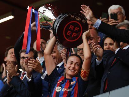 La capitana del Barcelona, Alexia Putellas, levanta la copa de campeonas de Liga F 22-23.