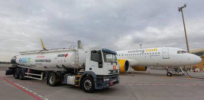 Un avión de Vueling, atendido por Cepsa y Exolum, recibe la mezcla de queroseno y SAF en el aeropuerto de Sevilla.