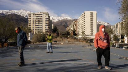 Vecinos de un complejo de viviendas públicas cerca del barrio de Lo Barnechea de Santiago, Chile, en junio de 2020.