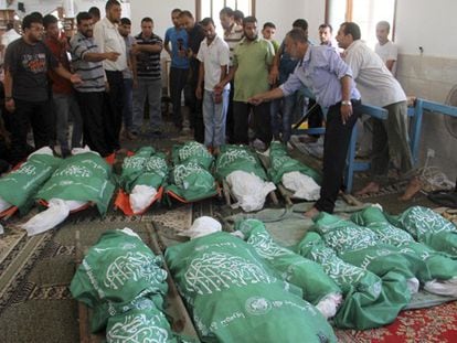 Funeral de los 17 miembros de una famlia de Khan Jounis.