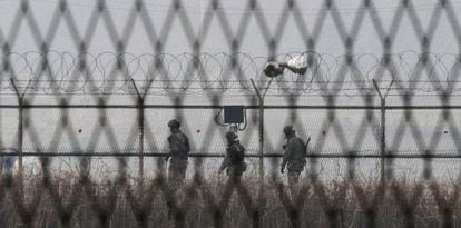 Soldados de Corea del Sur patrullan en la frontera este jueves.