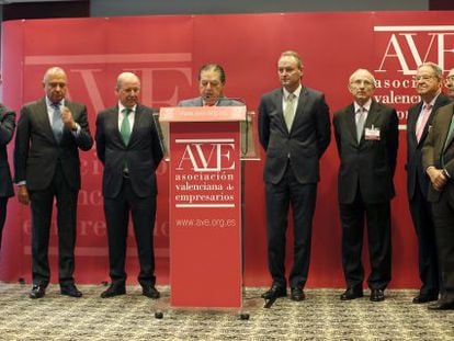 Vicente Boluda interviene tras la asamblea de AVE con el presidente Fabra a la derecha.