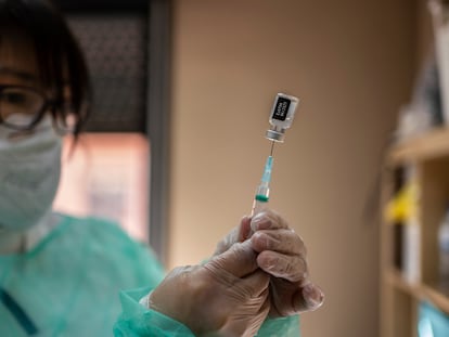 Una enfermera prepara una vacuna de Pfizer, este martes en Leganés.