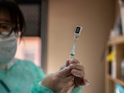 Vacunación contra la covid-19 en la residencia de mayores DomusVi de Leganés.