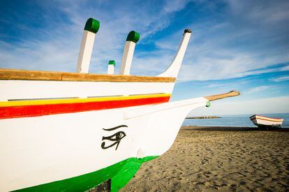 Una jábega, barca de pesca de origen fenicio, en una playa de Málaga. 