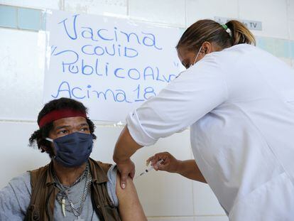 Un hombre recibe una dosis de la vacuna CoronaVac, en São Paulo, el pasado 30 de marzo.