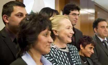 La secretaria de Estado norteamericana Hillary Clinton posa con miembros de la comunidad gitana en la Embajada de EE UU en Sofía, Bulgaria.