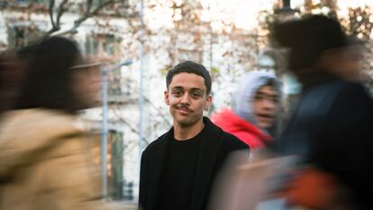 Jet Arias, estudiante del grado universitario de Estudios de Género, de la UAB, fotografiado en el centro de Barcelona.