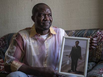 Dina, tio de Samba Martine, la mujer que falleció en un CIE por una supuesta falta de asistencia médica, fotografiado en su casa de Parla.