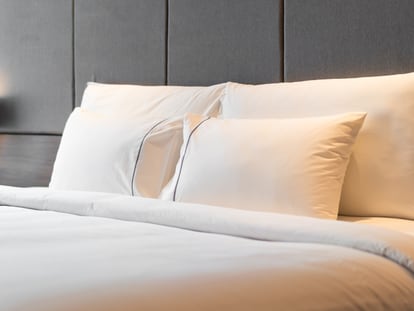 Muchos hoteles cuentan con un 'topper' en sus camas para que resulten más cómodas. GETTY IMAGES.