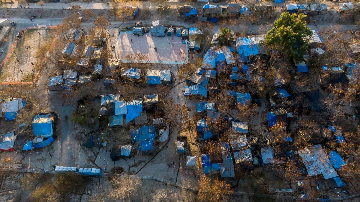 Vista aérea del campamento a las orillas del Río Bravo.