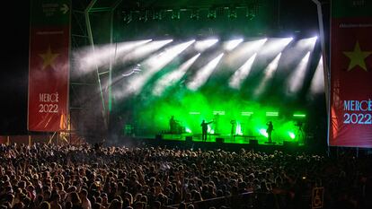 Concierto de Alizzz en el escenario de la playa de Bogatell de las fiestas de la Merce en Barcelona.