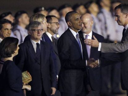Barack Obama junto al rey Felipe VI (d), en el inicio de su visita a Espa&ntilde;a.