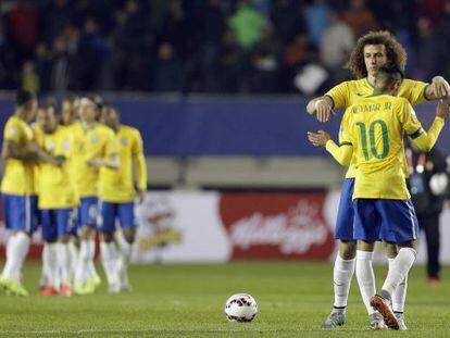 David Luiz y Neymar, al final del encuentro contra Brasil.