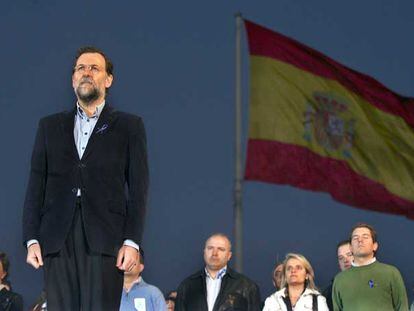 Rajoy, dirigentes del País Vasco amenazados y la hermana de Miguel Ángel Blanco se cuadran para escuchar el himno nacional al final de la manifestación.