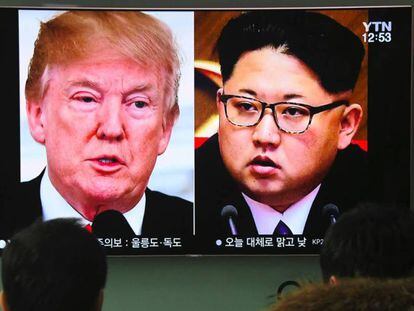 Un grupo de personas en Seúl ve las noticias sobre Trump y Kim Jong-un.