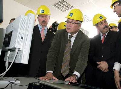 El ministro de Industria, Joan Clos (en el centro),  en la  inauguración de una instalación eléctrica en Tarifa.