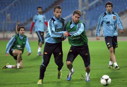 Soldado y Ramos luchan un balón en un entrenamiento en Minsk.
