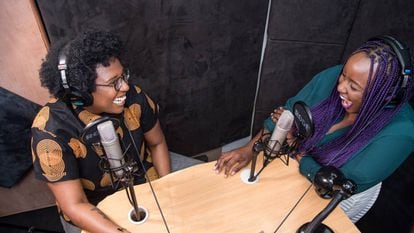 Selly Thiam y Aida Holly-Nambi durante una la grabación de uno de los episodios del podcast.