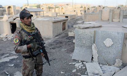 Un soldado iraqu&iacute; en Bartella, al este de Mosul.
