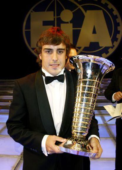 Fernando Alonso en 2006 con su segundo trofeo de Campeón del Mundo de F1.
