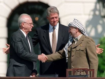 El primer ministro israelí, Isaac Rabin, saluda al líder palestino, Yasir Arafat, en presencia del presidente Bill Clinton, el 13 de septiembre de 1993 en la Casa Blanca.