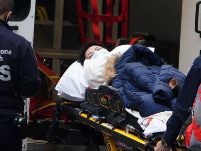 Una paciente de covid es trasladada a un hospital en Nueva York.