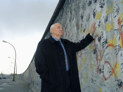 Mijaíl Gorbachov, junto al muro de Berlín, en mayo de 1998.