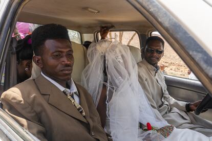 La novia y el novio van al centro de las celebraciones en coche. Los novios llegarán a la aldea, seguidos por los invitados a la fiesta, que cantan y bailan en su honor. Los kunama son grandes bailarines: han desarrollado más de 25 tipos de danzas, a menudo representaciones de una celebración en particular.