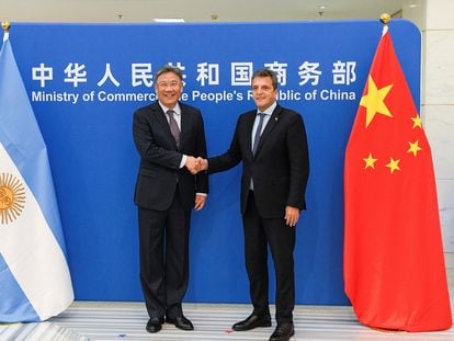 El candidato y ministro Sergio Massa saluda al ministro chino de Comercio, Wang Wentao, durante una visita a Pekín el pasado 2 de junio.