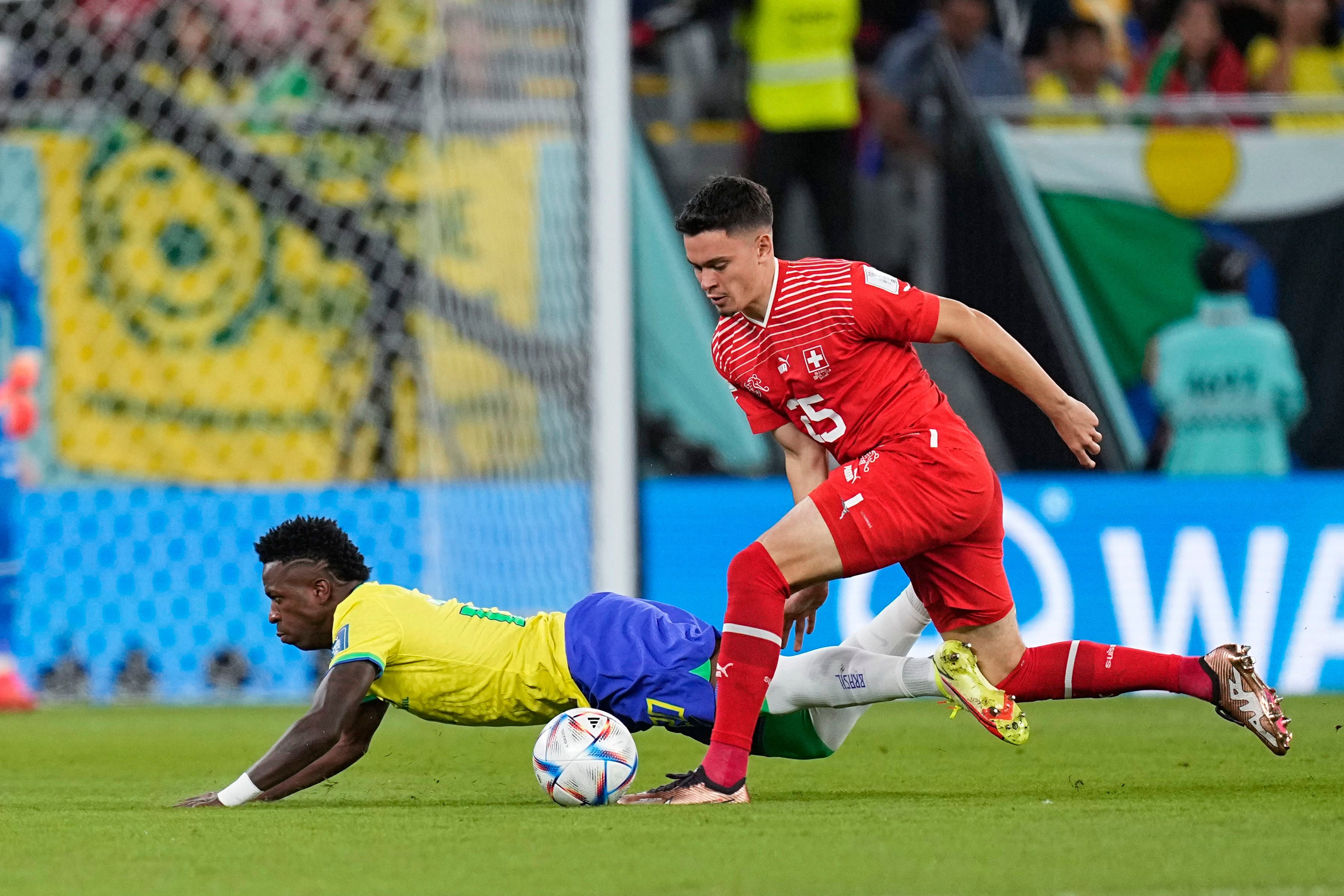 Rieder le roba el balón a Vinicius.