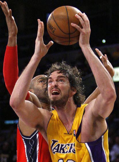 Pau Gasol, en un momento del partido de los Lakers frente a los Nets.