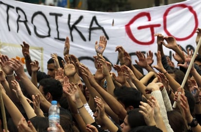 Un grupo de estudiantes chipriotas protesta ante el palacio presidencial de Nicosia el pasado 26 de marzo