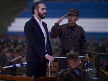 El presidente de El Salvador, Nayib Bukele, durante una ceremonia con militares el 27 de marzo, en San Salvador.