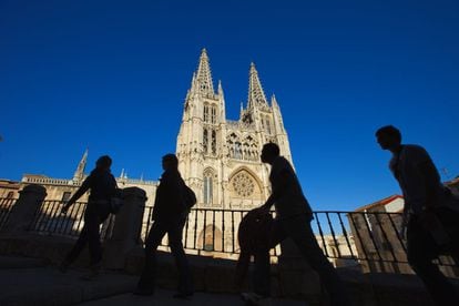 La Catedral de Santa María de Burgos se comenzó a construir en 1221 siguiendo el estilo gótico francés. Sufrió modificaciones en los siglos XV y XVI, de cuando datan las agujas de la fachada principal, la Capilla del Condestable y el cimborrio del crucero, aunque las últimas obras pertenecen al siglo XVIII. El estilo predominante es el gótico pero también tiene elementos renacentistas y barrocos en su interior.