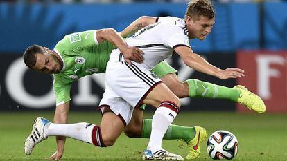 Kroos lucha por un bal&oacute;n en el partido ante Argelia de octavos.