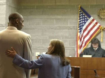 Kobe Bryant con su abogada Pamela Mackey durante la sesión en la que escuchó los cargos a los que se enfrentaba, la violación de una mujer de 19 años, el 6 de agosto de 2003 en Eagle (Colorado).