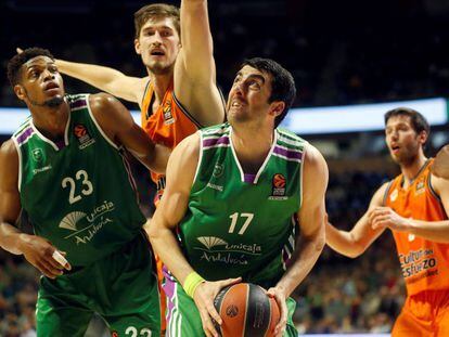 Shermadini intenta lanzar, junto a Brooks y Pleiss, en un Unicaja-Valencia.