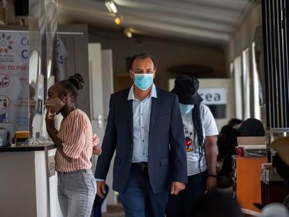 El médico Shabir Madhi camina por un hospital de Johanesburgo (Sudáfrica), el pasado 30 de noviembre.