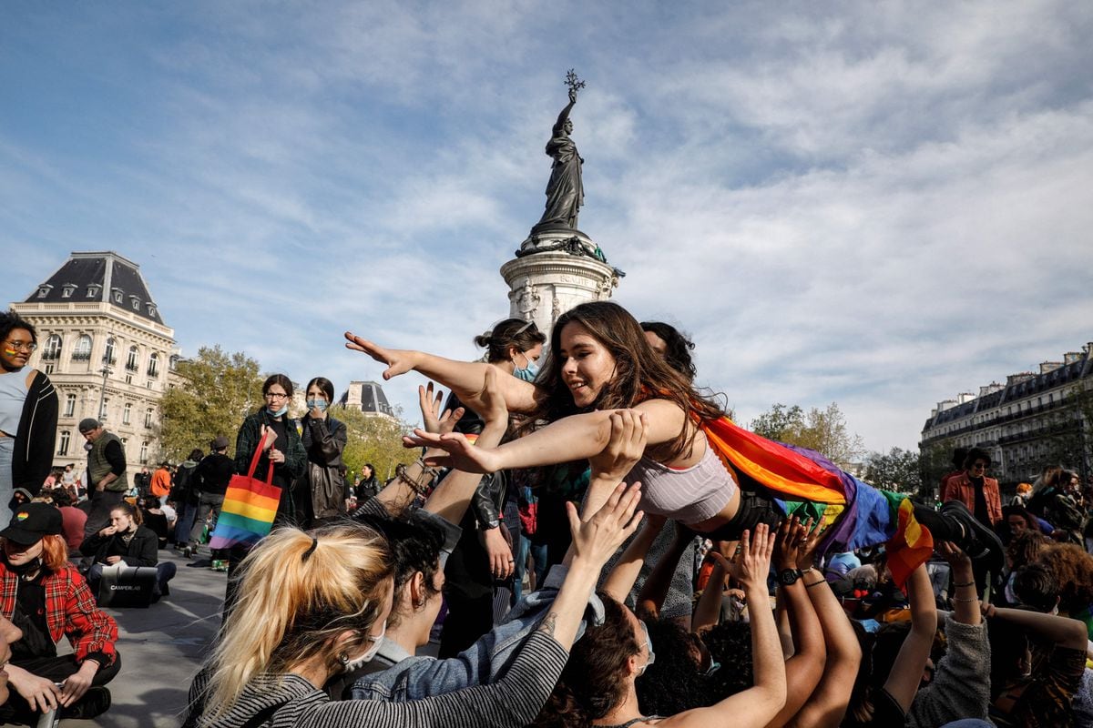 La France approuve la procréation assistée pour les couples lesbiens et les femmes célibataires |  Société