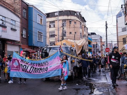 Asistentes a la marcha 'Yo Marcho Trans', en Bogotá, el 7 de julio de 2023.