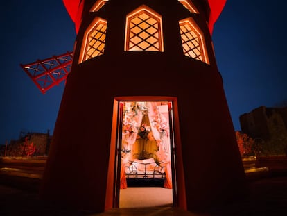 Exterior del mítico molino de viento de la sala de fiestas Moulin Rouge, con la habitación inspirada por los camerinos del cabaret durante la 'belle époque'.