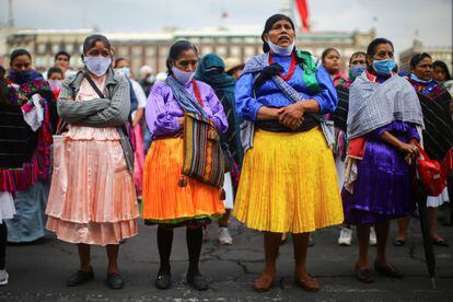 Mujeres indígenas protestan frente a Palacio Nacional, en mayo de 2020.